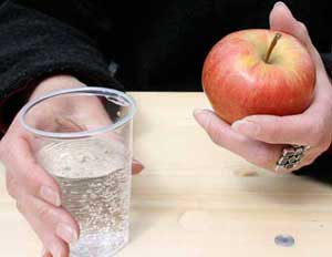 Ein Apfel und ein Glas Mineralwasser - Teuerung findet im Bereich der täglich notwendigen Lebensmittel statt