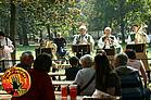 Südböhmische Musikanten füllen den Budweiser-Gastgarten